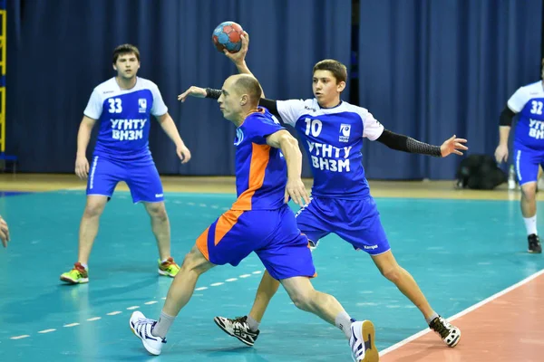 Orenburg, Rússia - 11-13 Fevereiro 2018 ano: meninos jogar no handebol — Fotografia de Stock