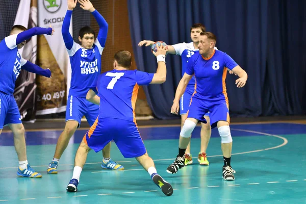 Orenburg, Rússia - 11-13 Fevereiro 2018 ano: meninos jogar no handebol — Fotografia de Stock