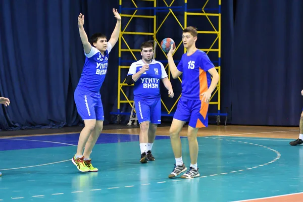 Orenburg, Ryssland - 11-13 februari 2018 år: pojkar spelar i handboll — Stockfoto