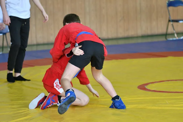 Orenburg, Rússia - 23 de fevereiro de 2019: Competições de meninos Sambo — Fotografia de Stock