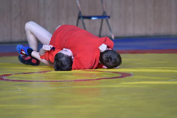 Orenburg, Rússia - 23 de fevereiro de 2019: Competições de meninos Sambo — Fotografia de Stock