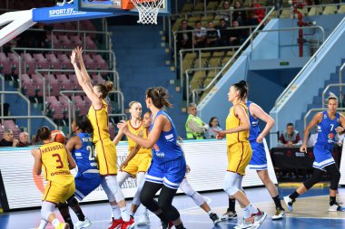Orenburg, Rusya - 3 Ekim 2019: Kızlar basketbol oynar