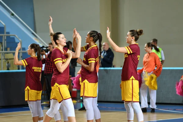 Orenburg, Rosja - 3 października 2019: Dziewczyny grają w koszykówkę — Zdjęcie stockowe