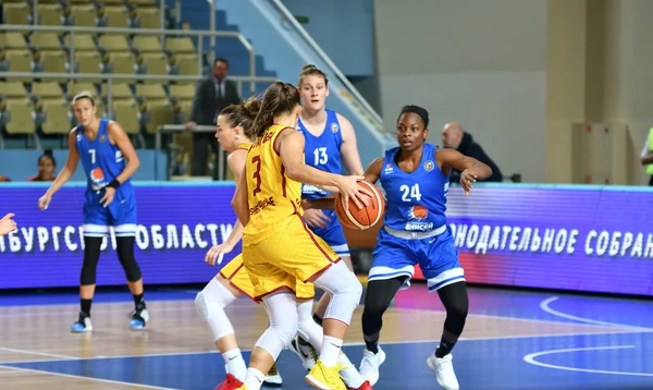 Orenburg, Rusko - 3. října 2019: Dívky hrají basketbal — Stock fotografie