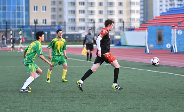 Orenburg, Rusia, 8 de junio de 2017 año: Los niños juegan fútbol — Foto de Stock