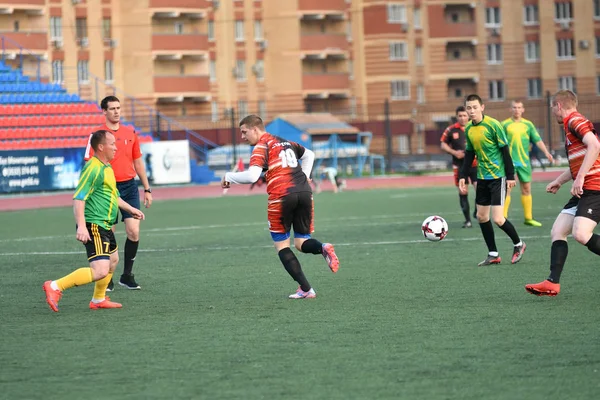 Orenburg, Rusia, 8 de junio de 2017 año: Los niños juegan fútbol —  Fotos de Stock