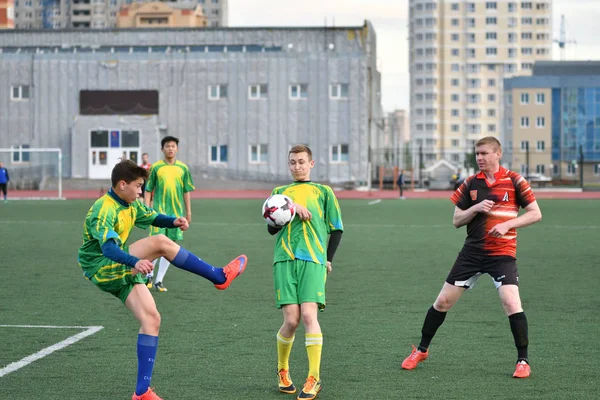 Orenburg, Rússia, 8 de junho de 2017 ano: Meninos jogam futebol — Fotografia de Stock