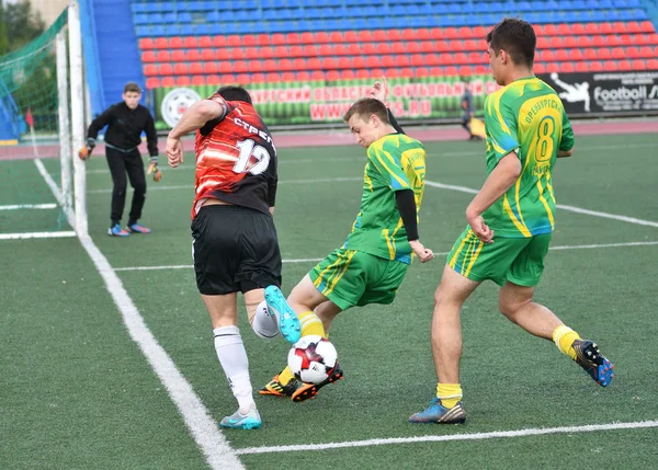 Orenburg, Rusia, 8 de junio de 2017 año: Los niños juegan fútbol — Foto de Stock