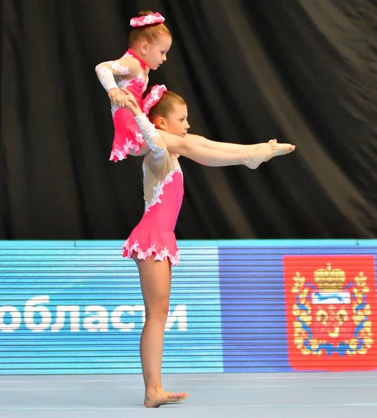 Orenburg, Rússia, 14 de dezembro de 2017 ano: menina competir em acrobacias esportivas — Fotografia de Stock