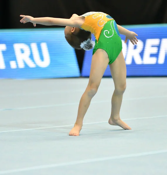 Orenburg, russland, dez 14, 2017 jahr: mädchen wetteifern in sport akrobatik — Stockfoto