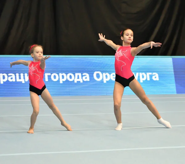 Orenburg, Russie, 14 décembre 2017 année : les filles concourent dans les acrobaties sportives — Photo