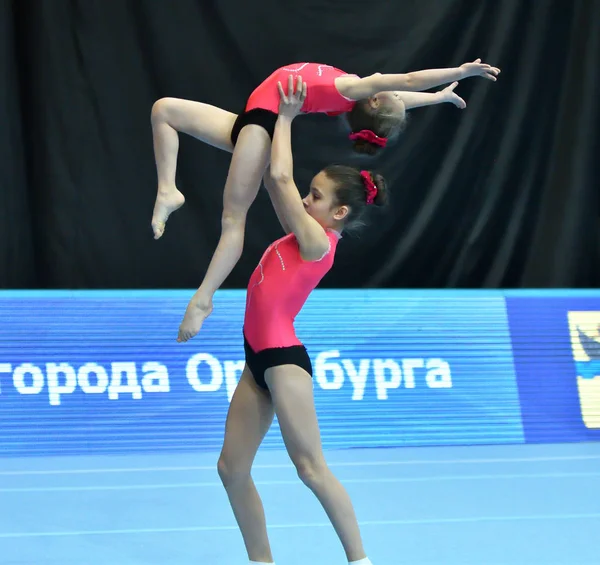 Orenburg, Rússia, 14 de dezembro de 2017 ano: menina competir em acrobacias esportivas — Fotografia de Stock