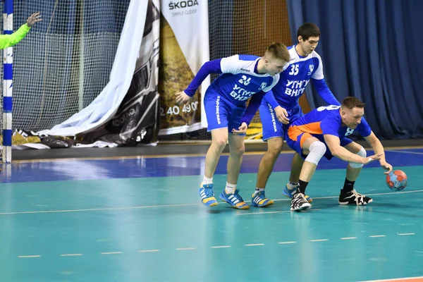 Orenburg, Rússia - 11-13 Fevereiro 2018 ano: meninos jogar no handebol — Fotografia de Stock