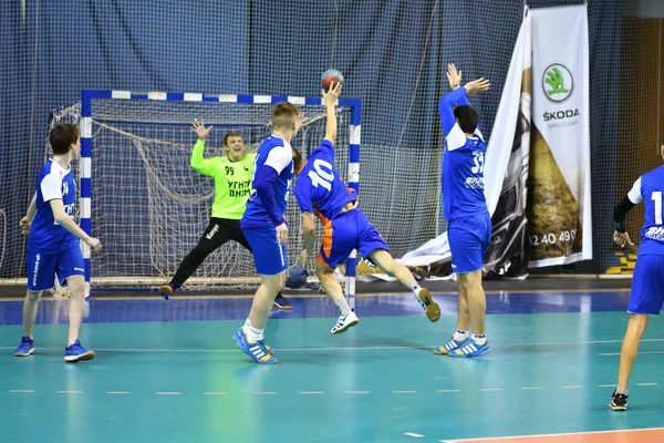 Orenburg, Ryssland - 11-13 februari 2018 år: pojkar spelar i handboll — Stockfoto