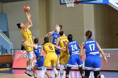 Orenburg, Rusya - 3 Ekim 2019: Kızlar basketbol oynar