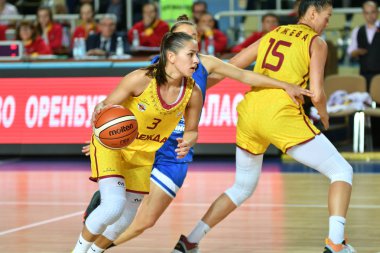 Orenburg, Rusya - 3 Ekim 2019: Kızlar basketbol oynar