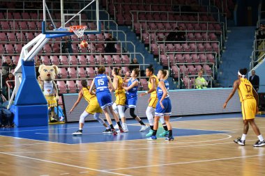 Orenburg, Rusya - 3 Ekim 2019: Kızlar basketbol oynar