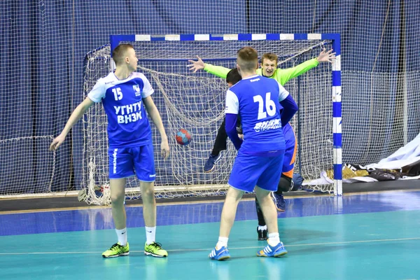 Orenburg, Rusland - 11-13 februari 2018 jaar: jongens spelen in Handbal — Stockfoto