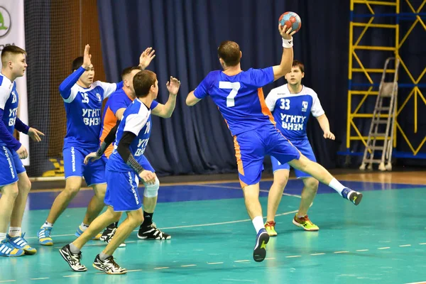 Orenburg, russland - 11-13 februar 2018 jahr: boys play in handball — Stockfoto