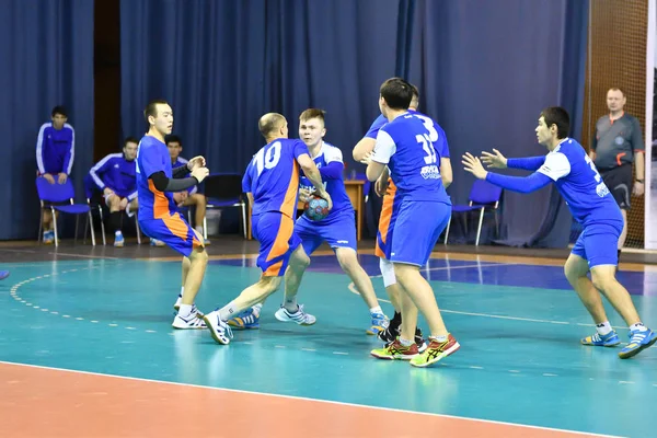 Orenburg, Rússia - 11-13 Fevereiro 2018 ano: meninos jogar no handebol — Fotografia de Stock