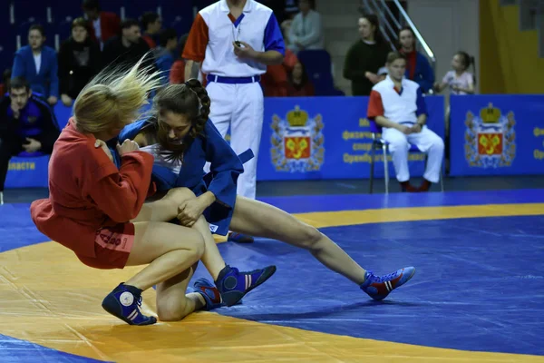 Orenburg, Rússia - 16 de fevereiro de 2019: competições de meninas Sambo — Fotografia de Stock