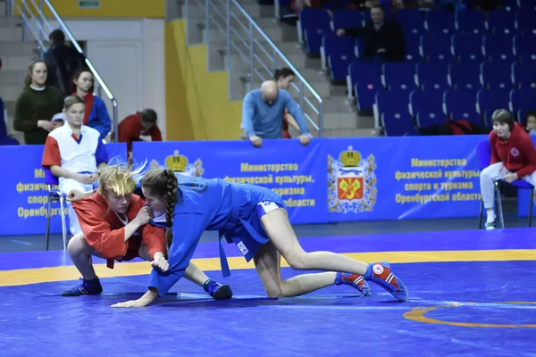 Orenburg, Rússia - 16 de fevereiro de 2019: competições de meninas Sambo — Fotografia de Stock