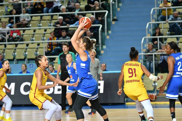 Orenburg, Rusko - 3. října 2019: Dívky hrají basketbal — Stock fotografie