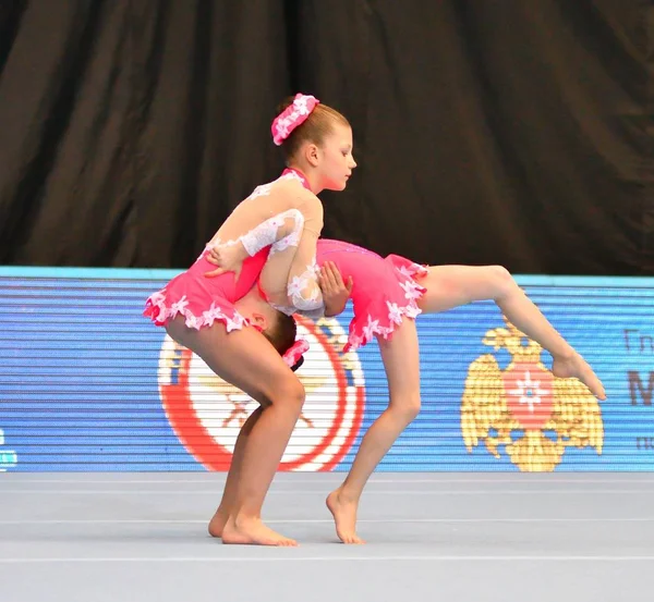 Ορενμπούργκ, Ρωσία, 14 Δεκεμβρίου 2017 έτος: κορίτσι ανταγωνίζονται στην αθλητική ακροβατικά — Φωτογραφία Αρχείου