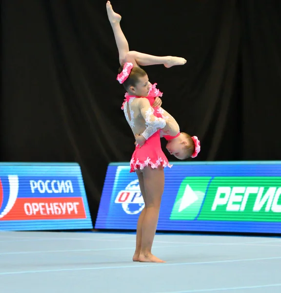 Orenburg, Ryssland, december 14, 2017 år: flicka tävla i sport akrobatik — Stockfoto