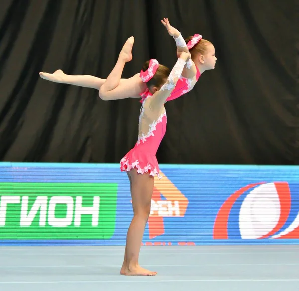 Orenburg, Rusya, 14 Aralık 2017 yıl: kız spor akrobasi yarışı — Stok fotoğraf