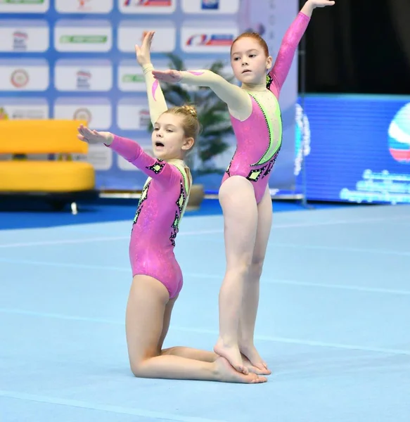 Orenburg, Russie, 14 décembre 2017 année : les filles concourent dans les acrobaties sportives — Photo