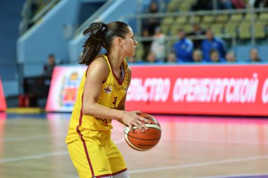 Orenburg, Rusya - 3 Ekim 2019: Kızlar basketbol oynar