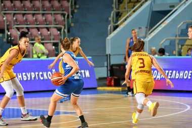 Orenburg, Rusya - 3 Ekim 2019: Kızlar basketbol oynar