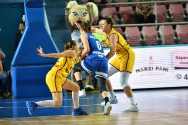 Orenburg, Rusya - 3 Ekim 2019: Kızlar basketbol oynar