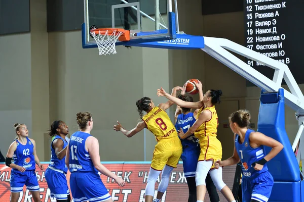 Orenburg, Rusko - 3. října 2019: Dívky hrají basketbal — Stock fotografie