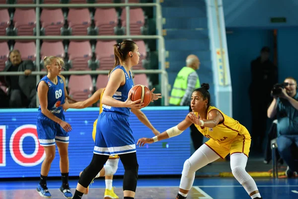 Orenburg, Rusko - 3. října 2019: Dívky hrají basketbal — Stock fotografie