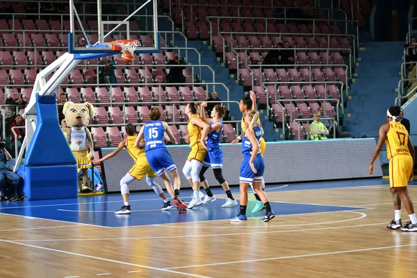 Orenburg, Rusia - 3 de octubre de 2019: Las niñas juegan al baloncesto —  Fotos de Stock