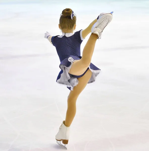 Girl ice skating — Stock Photo, Image