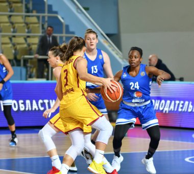 Orenburg, Rusya - 3 Ekim 2019: Kızlar basketbol oynar