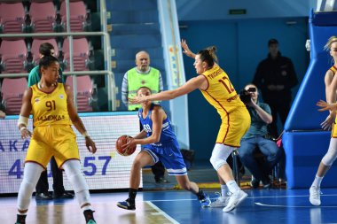 Orenburg, Rusya - 3 Ekim 2019: Kızlar basketbol oynar
