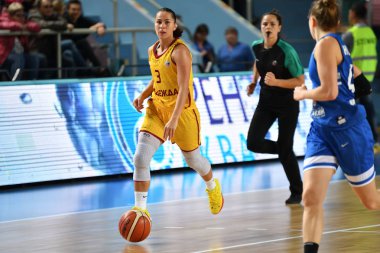 Orenburg, Rusya - 3 Ekim 2019: Kızlar basketbol oynar