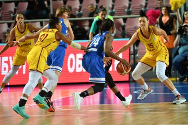 Orenburg, Rusya - 3 Ekim 2019: Kızlar basketbol oynar