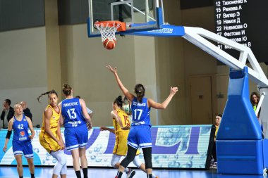Orenburg, Rusya - 3 Ekim 2019: Kızlar basketbol oynar