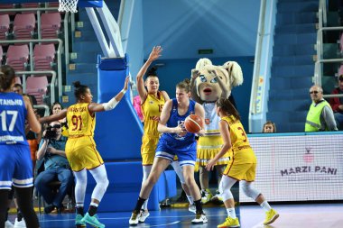 Orenburg, Rusya - 3 Ekim 2019: Kızlar basketbol oynar
