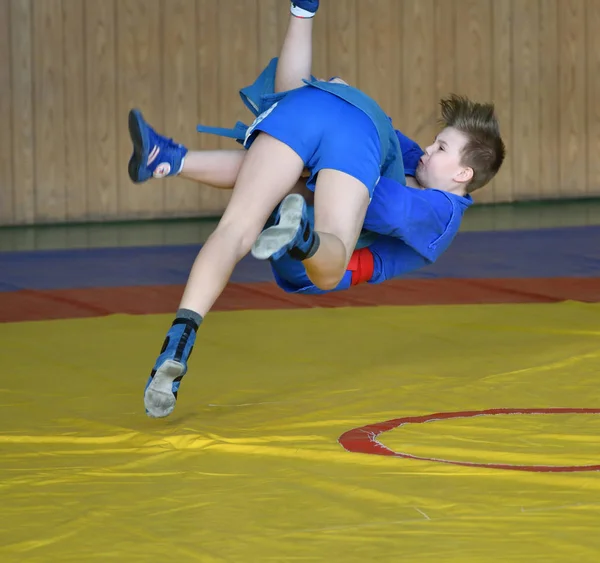 Orenburg, Rússia - 23 de fevereiro de 2019: Competições de meninos Sambo — Fotografia de Stock