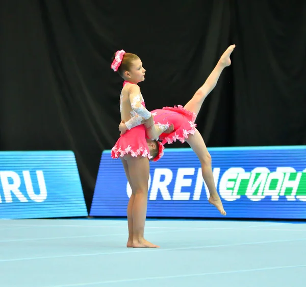 Orenburg, Russia, December 14, 2017 year: girl compete in sports acrobatics — Stock Photo, Image