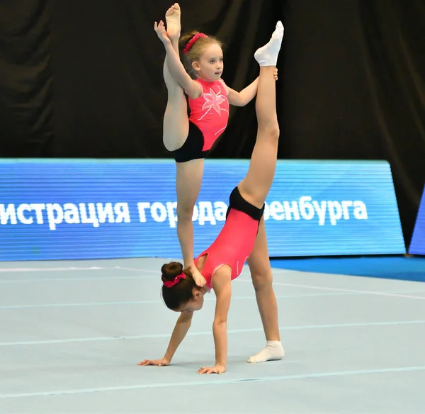 Orenburg, Ryssland, december 14, 2017 år: flicka tävla i sport akrobatik — Stockfoto