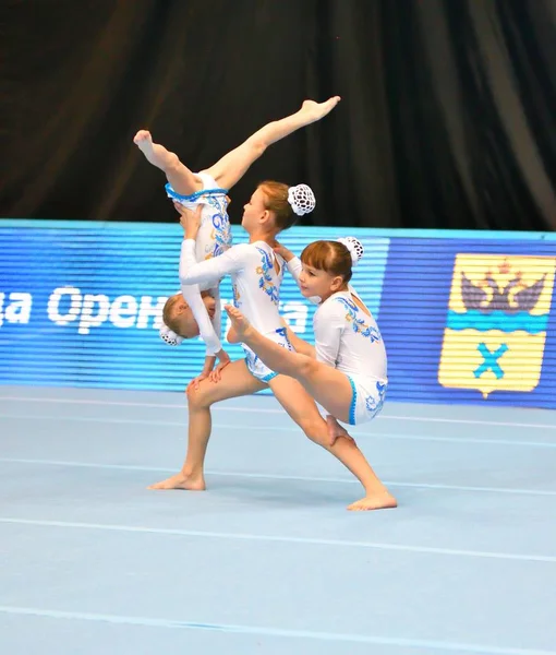 Orenburg, Russia, December 14, 2017 year: girl compete in sports acrobatics — Stock Photo, Image