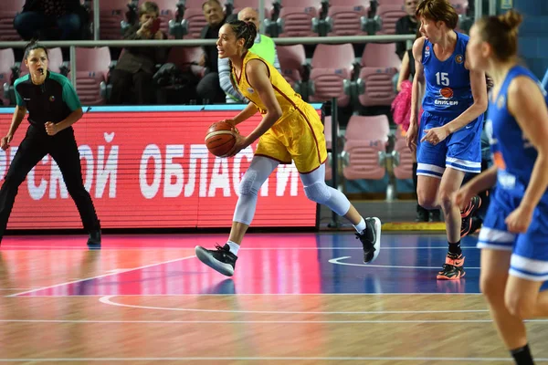 Orenburg, Rusia - 3 de octubre de 2019: Las niñas juegan al baloncesto — Foto de Stock