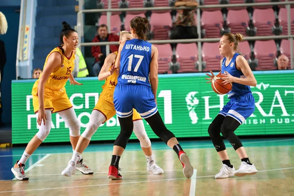 Orenburg, Rusko - 3. října 2019: Dívky hrají basketbal — Stock fotografie